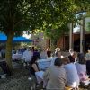 Publikum im Innenhof, Foto: Bernhard Vogt