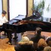 Micha Fazelipour am Flügel beim Konzert junger Künstler im Pianohaus Wedell im Taunus