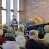 Friederike Richter-Wedell begrüßt die Konzertbesucher im Pianohaus Wedell
