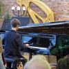 Lukas Rosenacker am Flügel beim Konzert im Pianohaus Wedell im Taunus