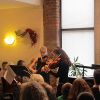 Das Geigenduo Rebecca Tillmanns und Alisa Gartner beim Konzert im Pianohaus Wedell im Taunus